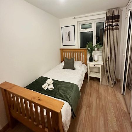 Relaxing Room In Spacious House ロンドン エクステリア 写真