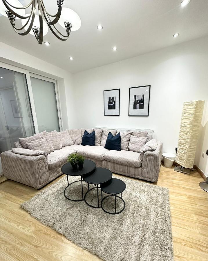 Relaxing Room In Spacious House ロンドン エクステリア 写真