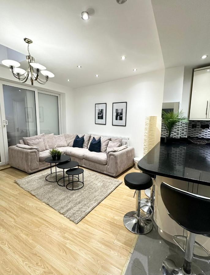 Relaxing Room In Spacious House ロンドン エクステリア 写真